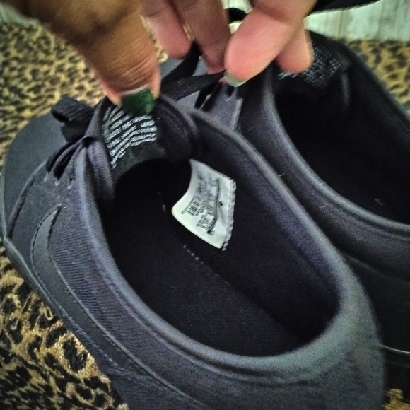 NIKE BLACK SNEAKERS SHOES 7.5 OR 8 WOMEN'S RUNS A LIL BIGGER LIKE NEW - Picture 4 of 7